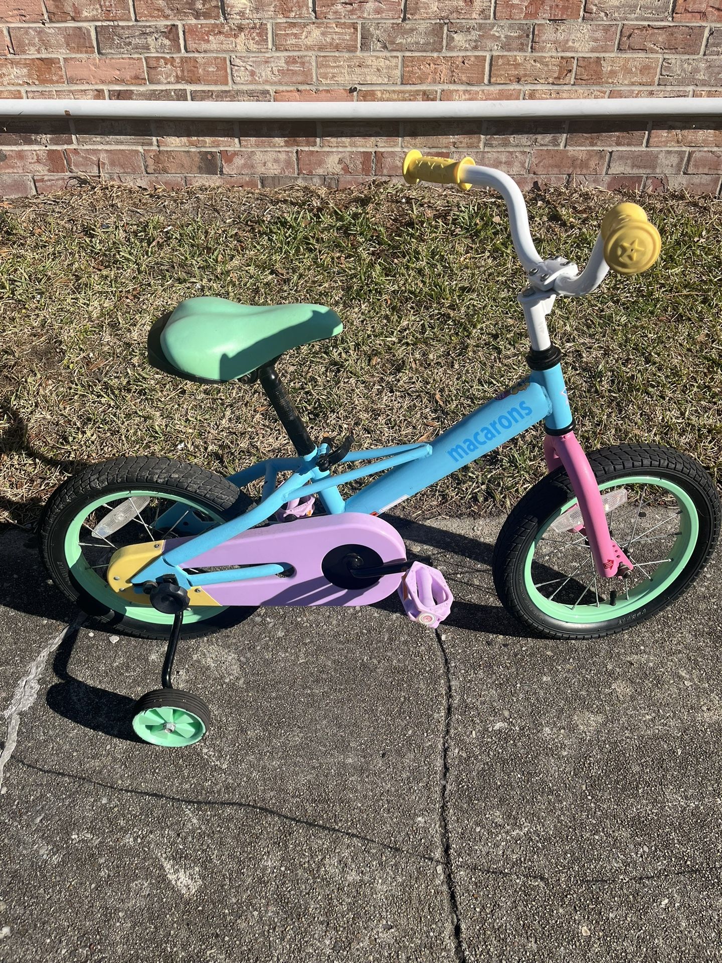 Macaron’s Multi-Color Girl’s Bike