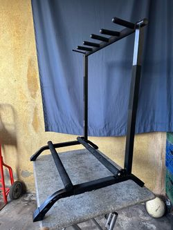 On stage guitar rack for multiple guitars