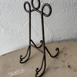 IMAX Worldwide Home Metal Easel Stand – Vintage Bronze Finish – Ornate Scroll. H16”, W7”, Deep10”.👇