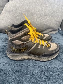 Hoka One One Mid Hiking Boots (men 8 / women 9.5)