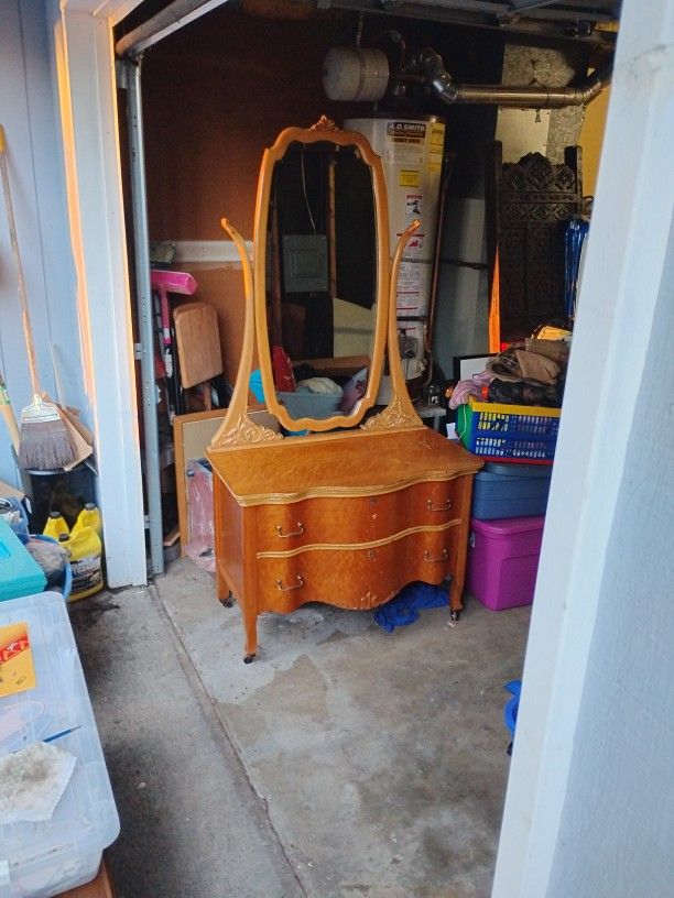 Gorgeous Antique Dresser/Vanity In Excellent Condition!