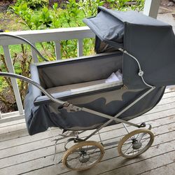 Antique Pram/baby carriage/stroller