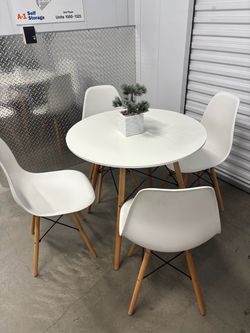 Table chairs set