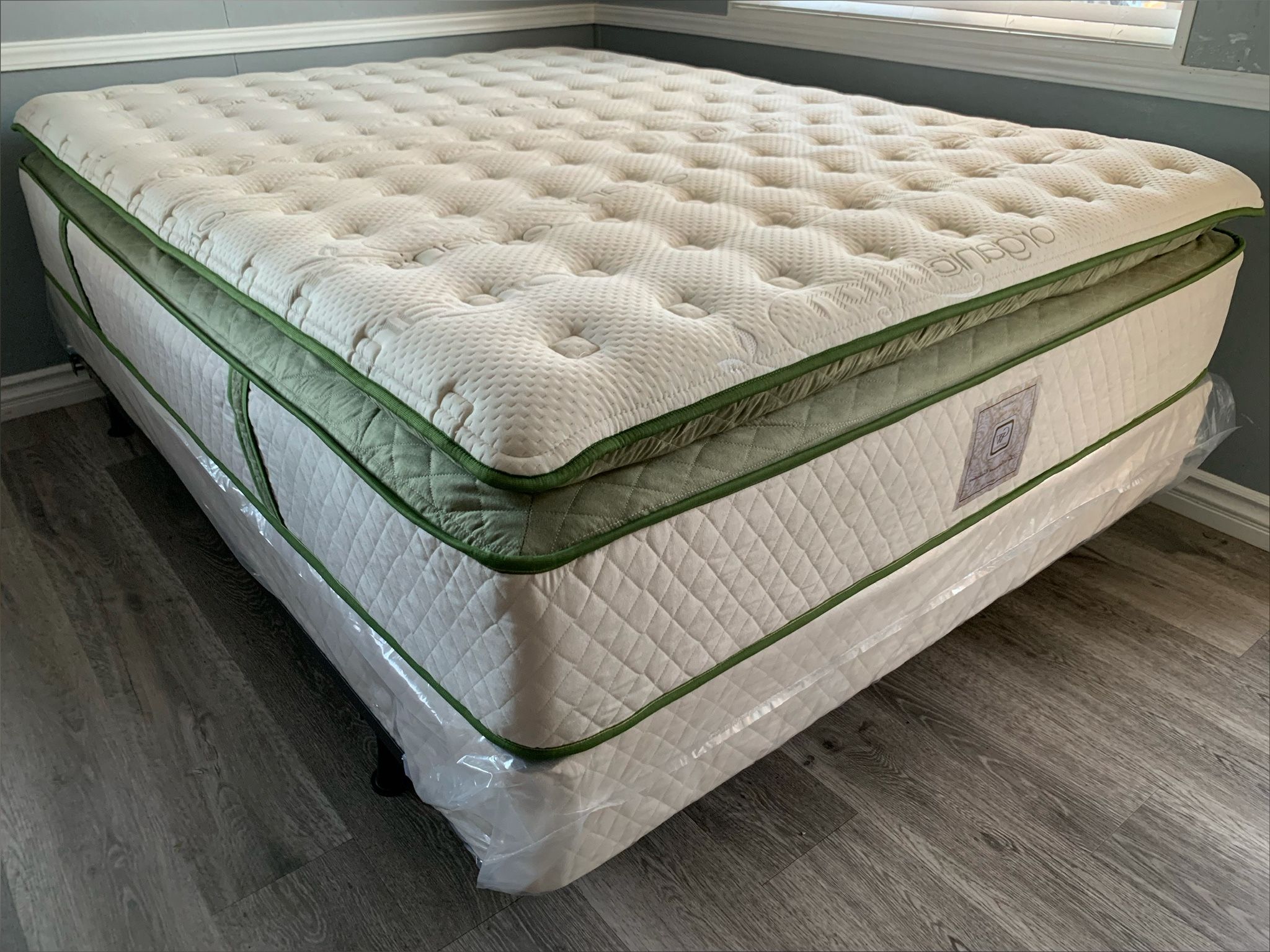 14in King Size Elite Organic Superior Hybrid Gel Memory Foam Pillow Top Mattress and Boxspring