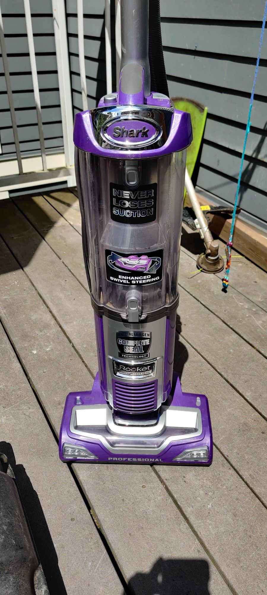 Shark rocket vacuum cleaner NV472