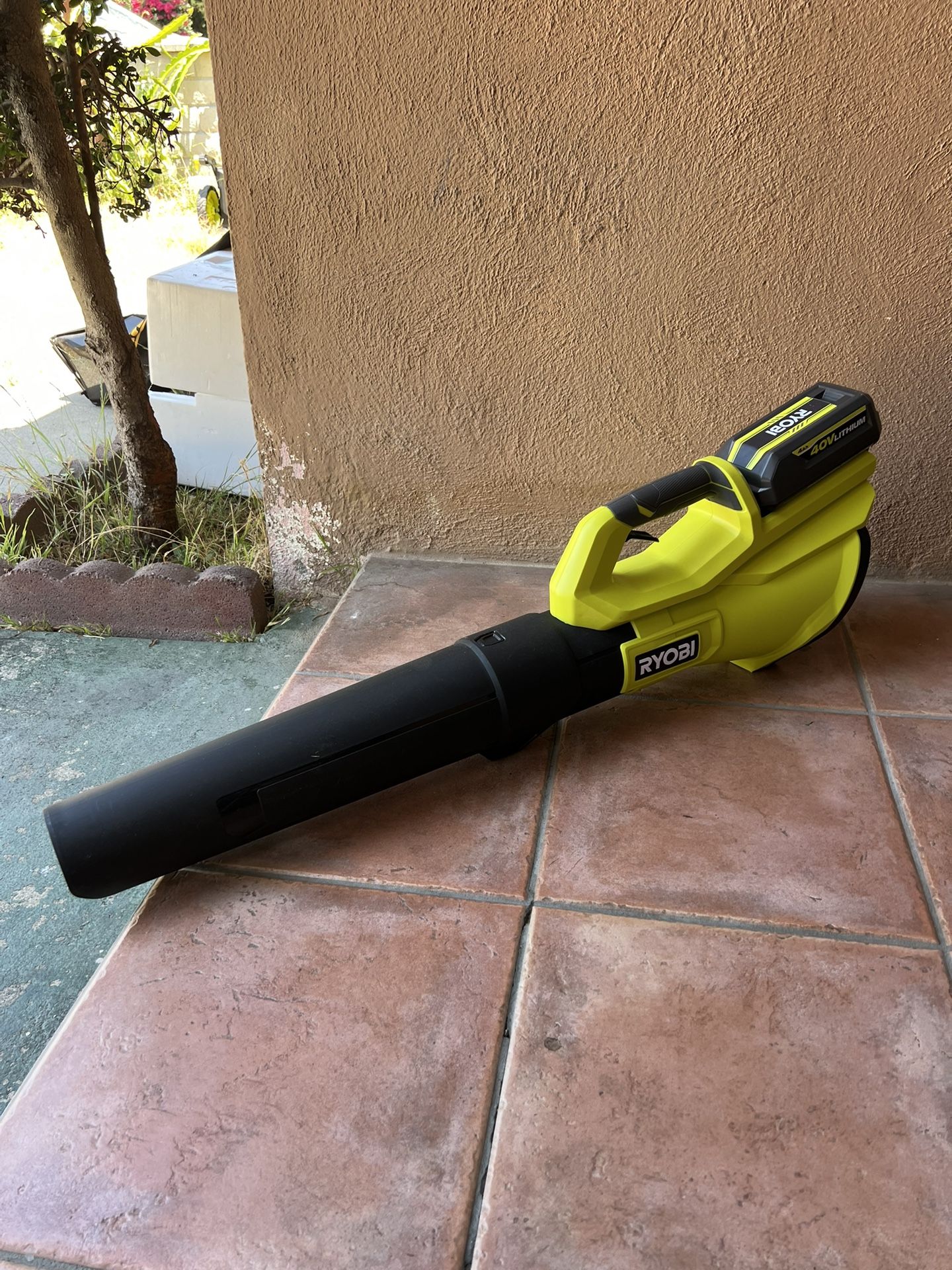 RYOBI 40V 120 MPH 550 CFM Cordless Battery Leaf Blower With 4.0 Ah Battery and Charger