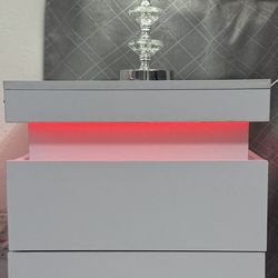 Se vende mesita de noche con lamparita