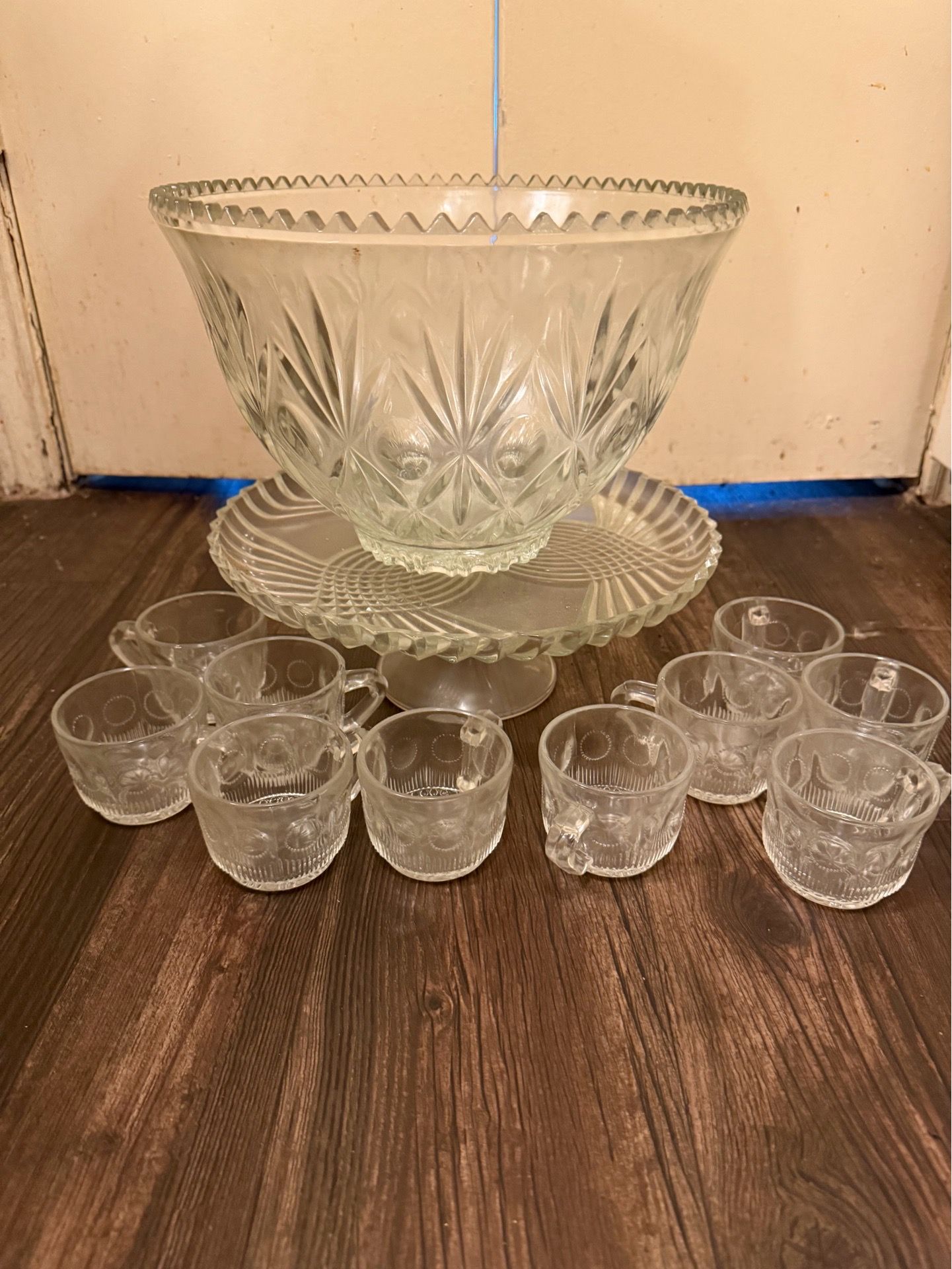 Punch bowl/ stand 9 glasses