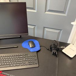 Escritorio Silla Computadora Teclado Lámpara 