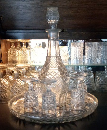 CRYSTAL DECANTER AND TRAY AND GLASSES