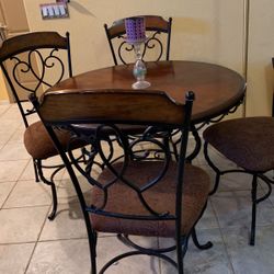 Dinette With 4 Chairs