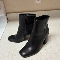 Beautiful Black Boots 7.5 