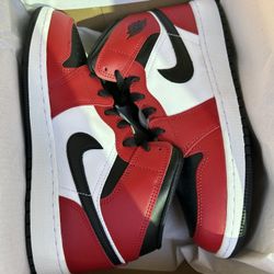 AIR JORDAN 1 MID (GS) Black/ black-gym red