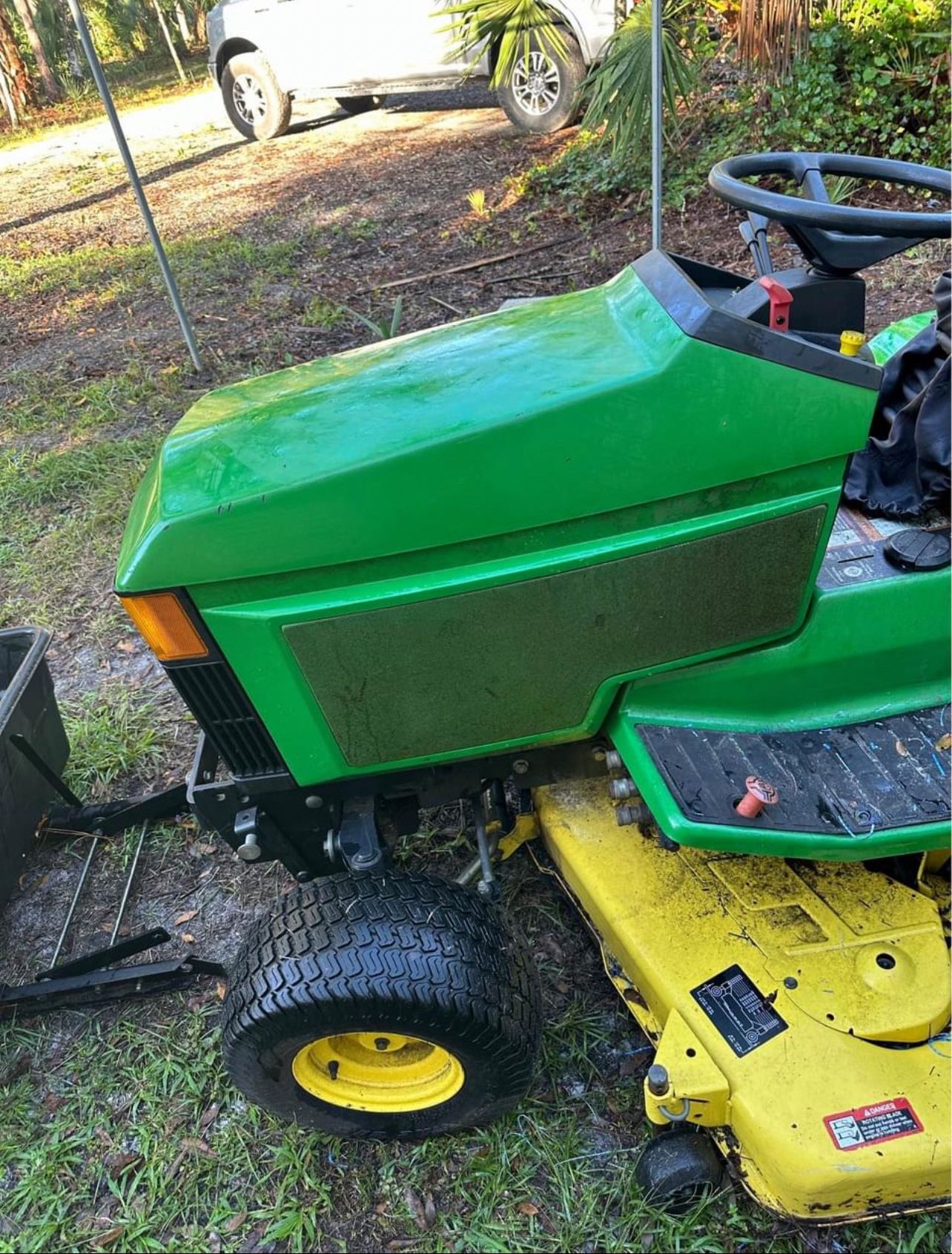 2000 John Deere 445 lawn tractor.
