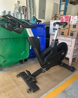 Life Fitness / Flywheel IC7 Commercial Indoor Cycling Bike | Studio Grade Spin Bike | Like New