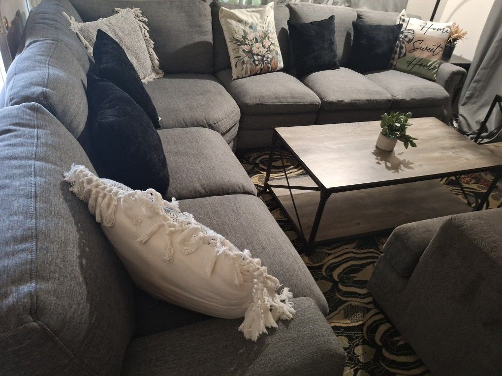 Beautiful 4 Piece Sectional (Grey)