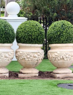 4 Beautiful  Pots with  artificial plants. See all Pictures for measurements.
