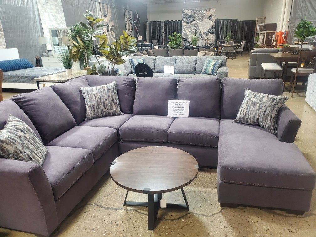 Gray Beautiful Fafric Sectional With Throw Pillows(New)