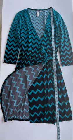 Vestido Cruzado Emma & Michele | Talla 10 (M/L) | Estampado Chevron Azul y Negro