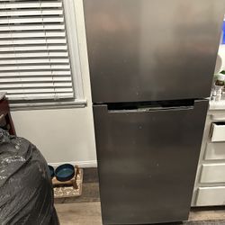 Magic Chef Refrigerator. 