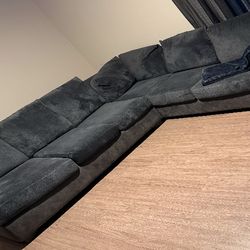 Beautiful Sectional! Delivery Available !