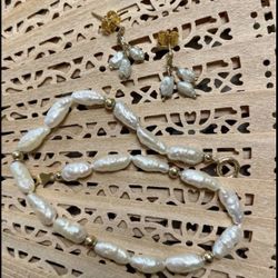 Pre-owned 14K Yellow Gold Cultured rice Pearl Bracelet with dangle Earrings.