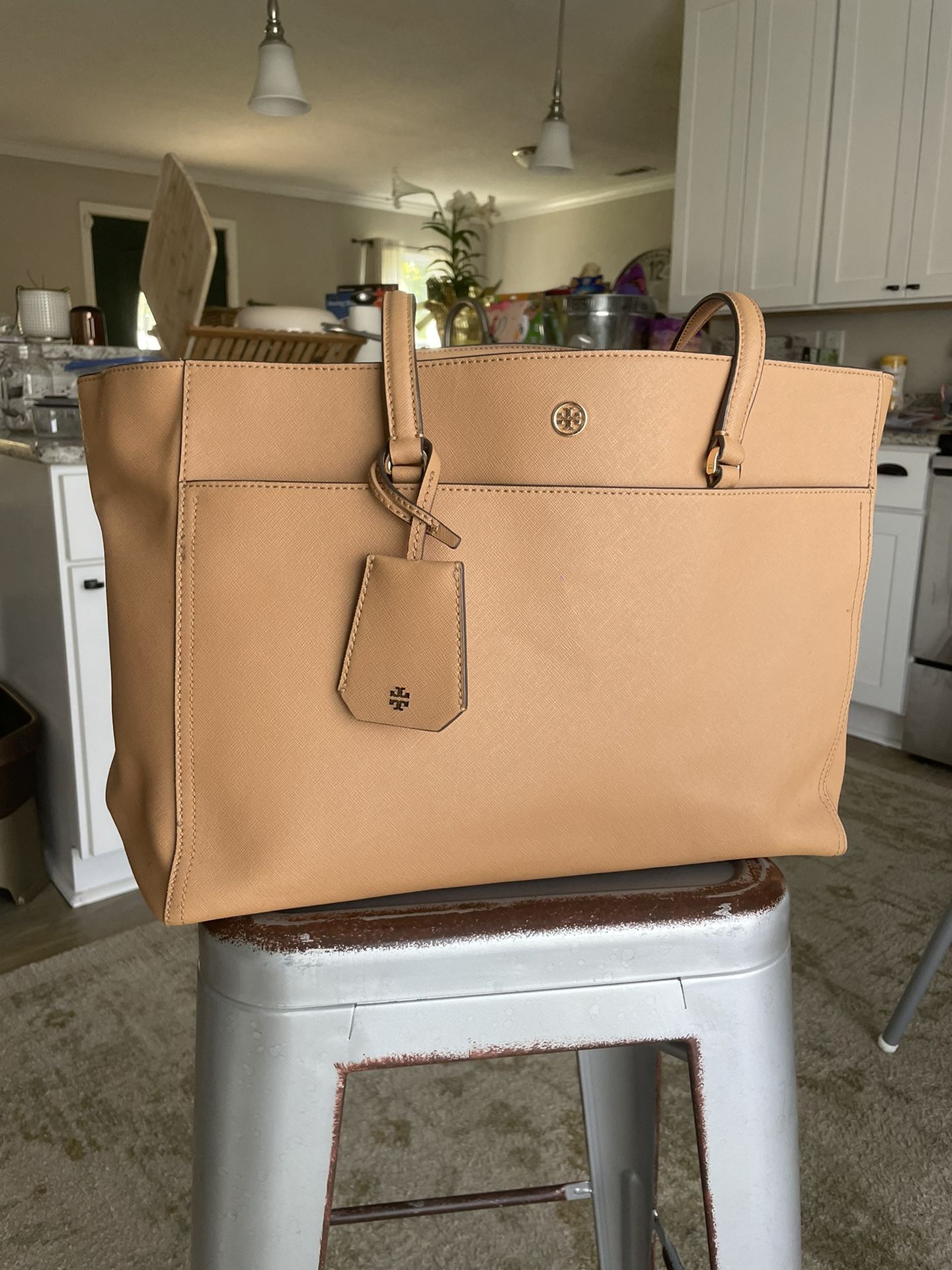 Tory Burch Robinson Tote for Sale in Virginia Beach, VA - OfferUp