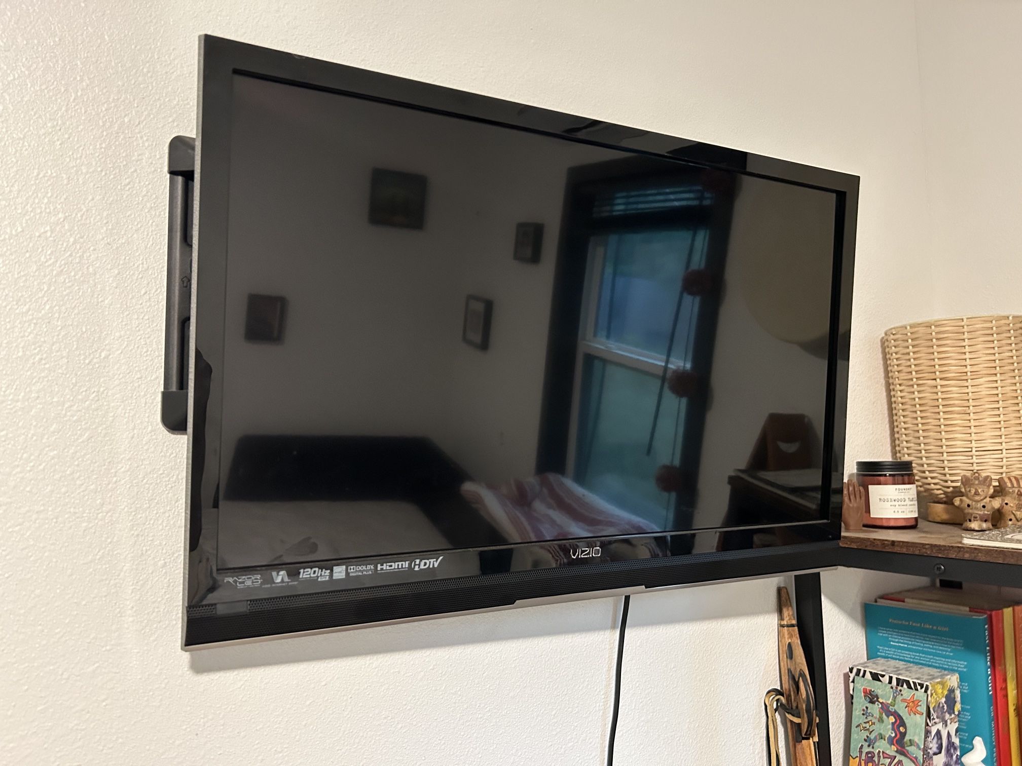 VIZIO E291-A1 29-inch 720p 60Hz Razor LED HDTV Wall Mount Included