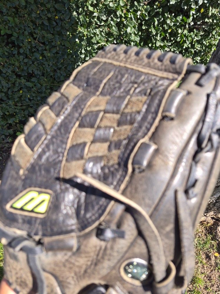 Mizuno Baseball/Softball Glove ( SEE PICS) LOCATED IN GLENDORA. SEE MY PAGE FOR OTHER BASEBALL/SOFTBALL EQUIPMENT FOR SALE CHEAP!!