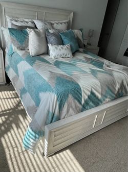 Bedroom Set in White-Beige