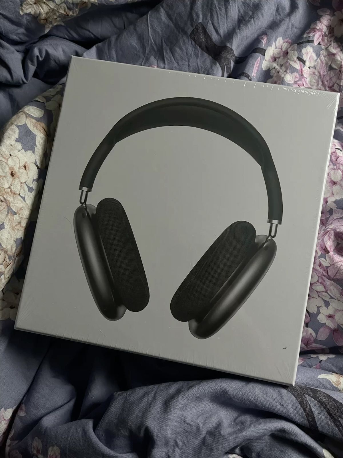 Black airpod maxes