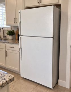 White Top-Freezer Refrigerator(Delivery available ✅🚚)