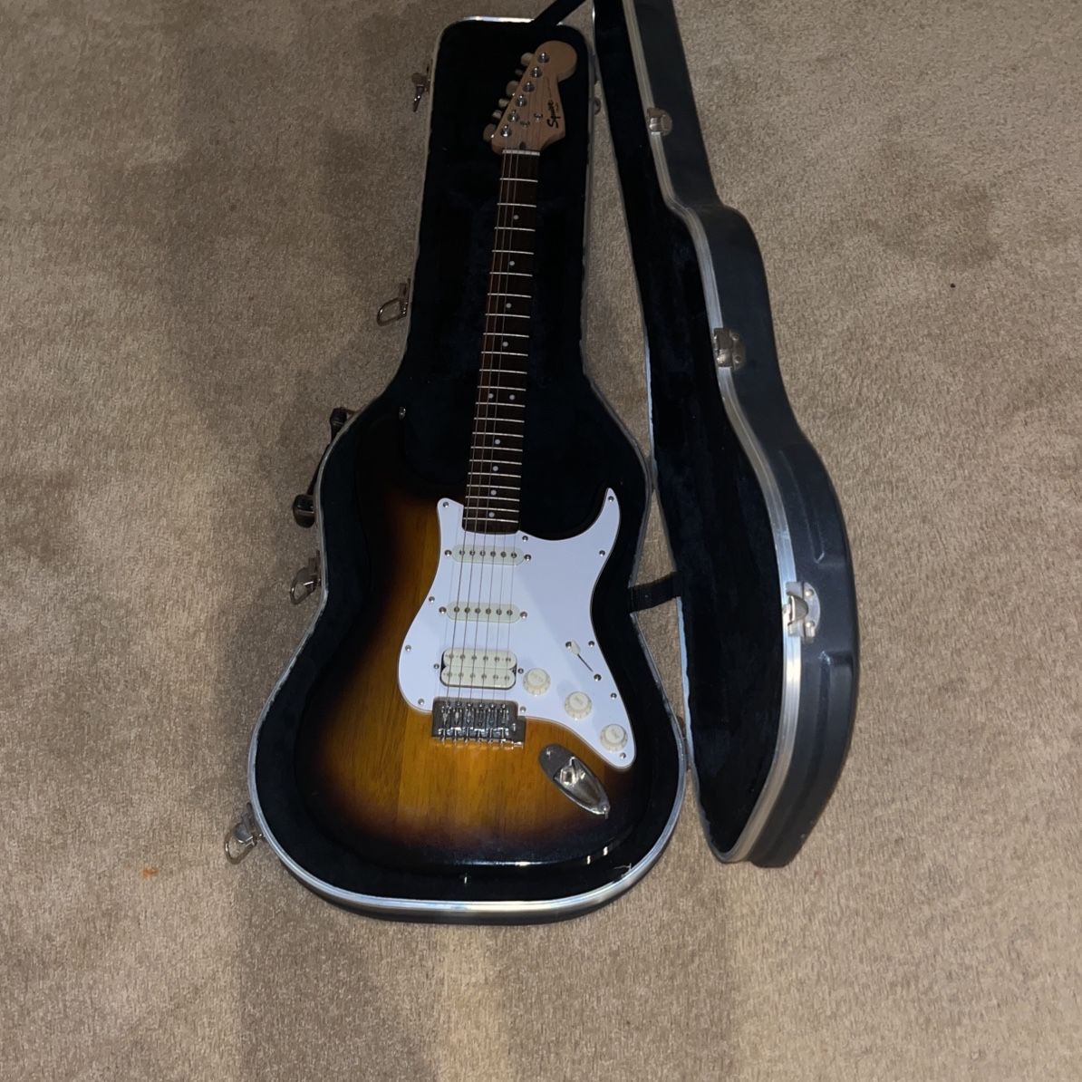 Electric Guitar With Amp And Case In Good Conditions 