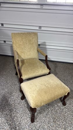 Antique-style accent armchair with ottoman