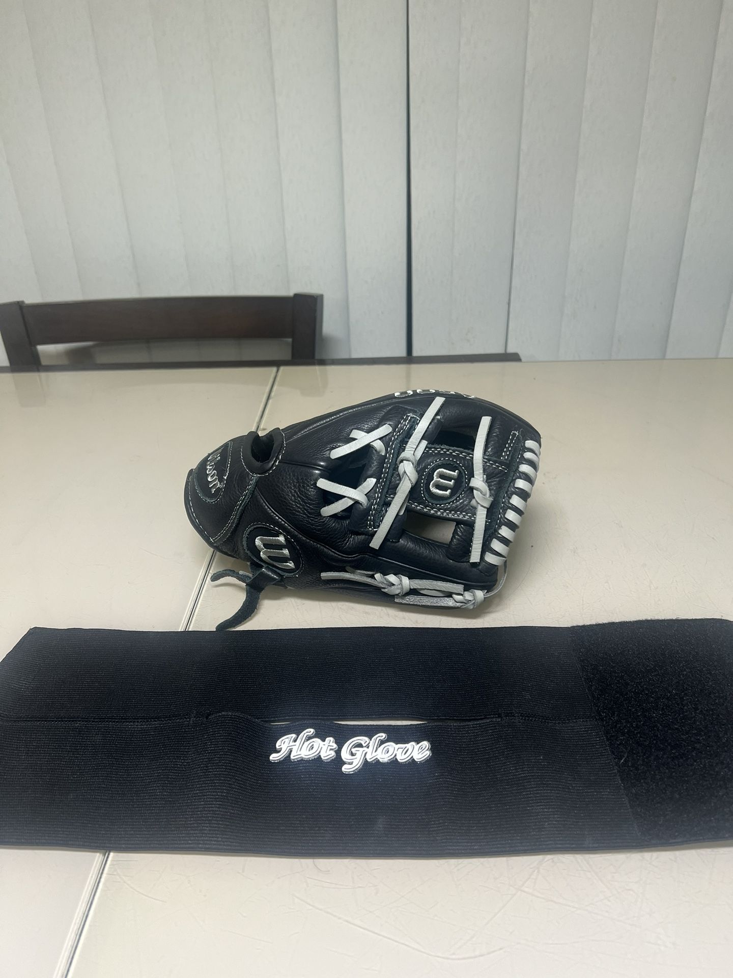 Wilson A500 Baseball Glove Mitt Soft Leather RHT 10.75 Black A0500BB1075 . Used in good condition with normal signs of usage. The gloves come as pictu