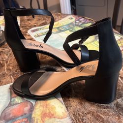 BLACK CHUNKY HEELED ANKLE STRAP SANDALS