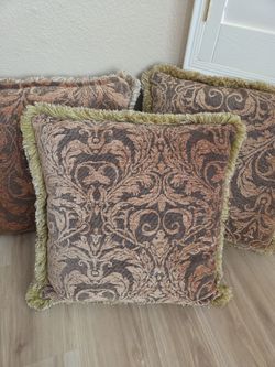 Decoration pillows great condition