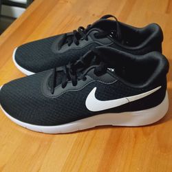 Nike Tanjun Youth Boys Size 7 New