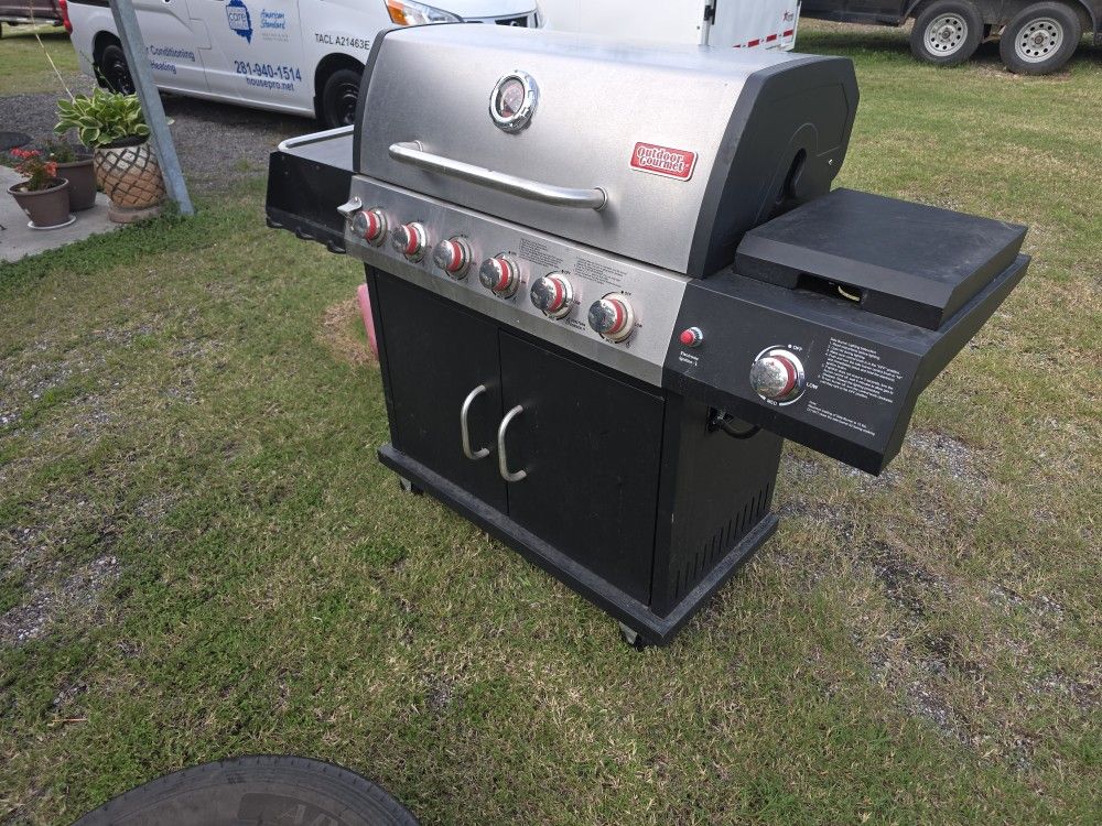 Outdoor Grill (Fairly New)