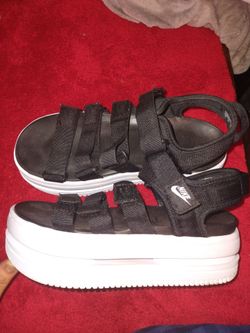 Nike platform sandals size 7