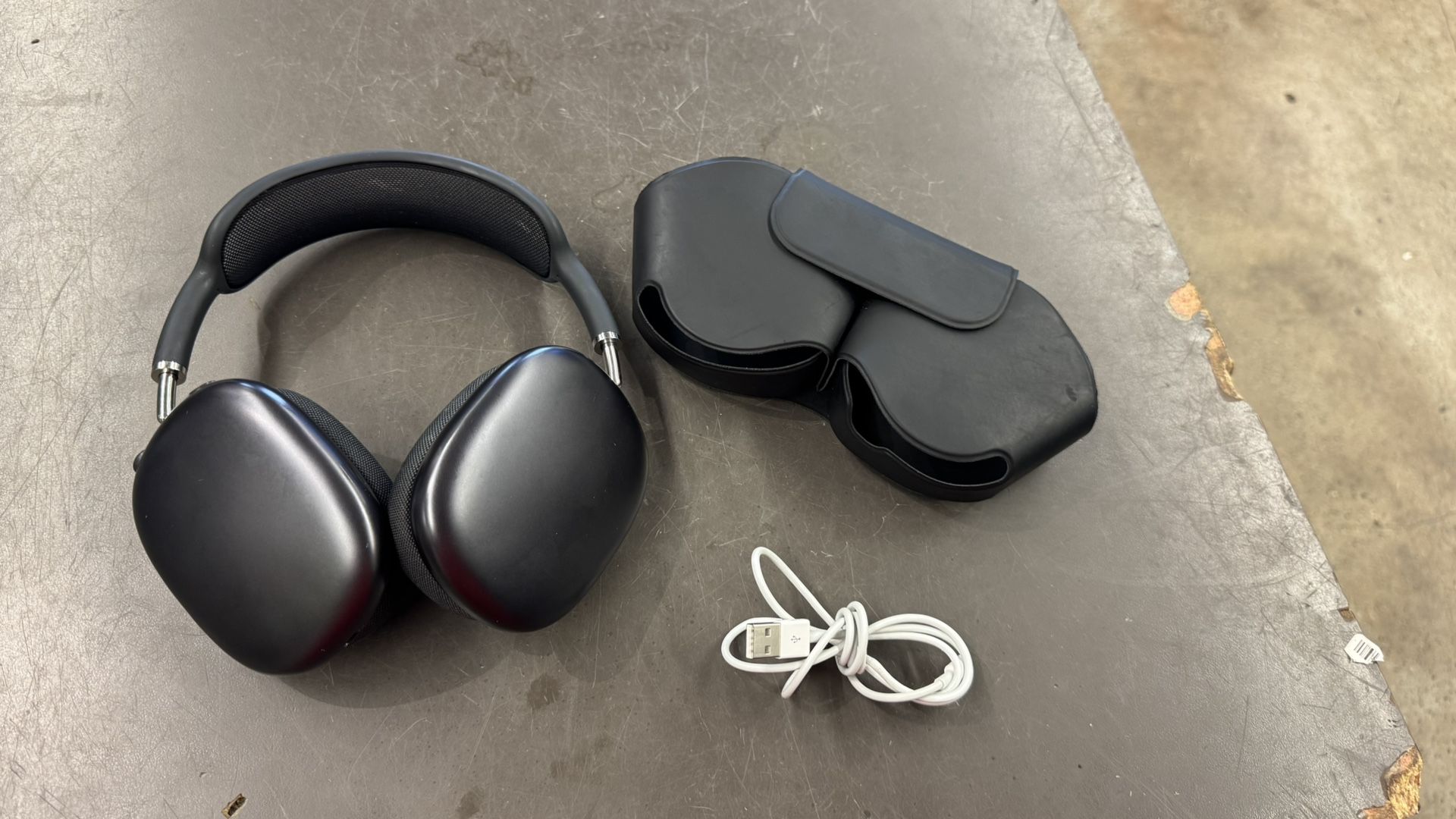 Apple AirPods Max w case and charger NO TRADES pick up in Tacoma FIRM PRICE