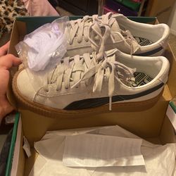 Brand new 8.5 Women Pumas 