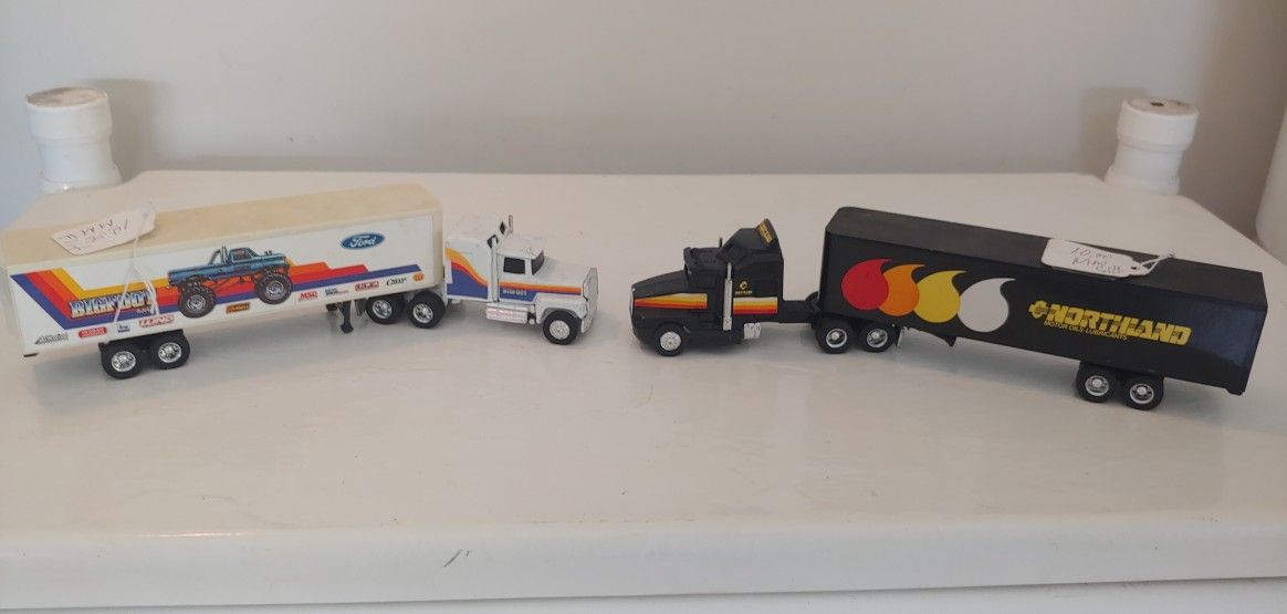 PAIR OF ERTL COLLECTIBLE SEMIS