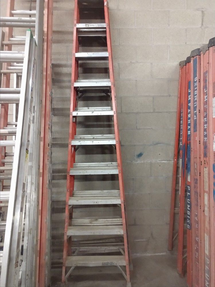 10' Fiberglass Ladder