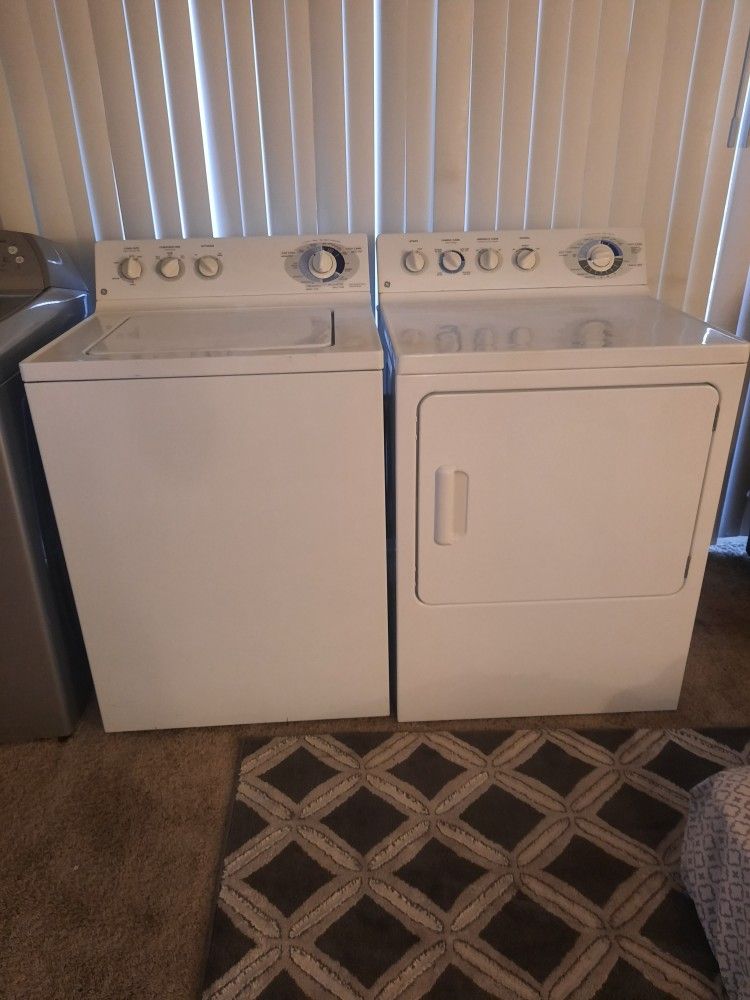 White GE Washer And Dryer 
