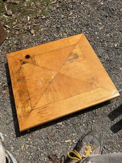 Wood table 20” x 22” and 22 inches tall