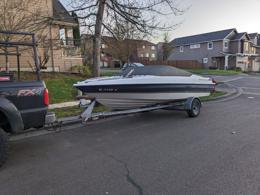 Maxum 19' Boat
