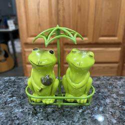 Vintage 1950’s Plastic Frogs Under Umbrella Pair of Salt and Pepper Shakers.  Preowned never used.  Has been on display in a cabinet with a very large
