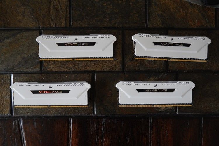 Corsair Vengeance 32GB (4x8GB) DDR4 3200MHz CL16 White RAM