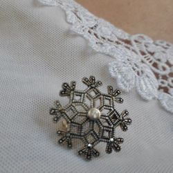 Vintage Snowflake Pendant/ Brooch
